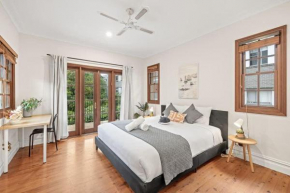 Private Room in Gordon near Train & Bus Sleeps 2